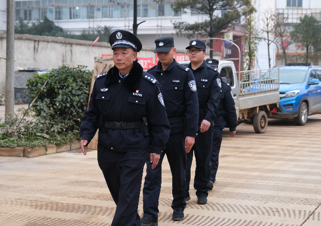 环球在线新闻 何建文：无怨无悔为家乡奉献三十年