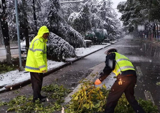 环球在线新闻【我在岗位上】昆明警方迎战降雪降雨天气