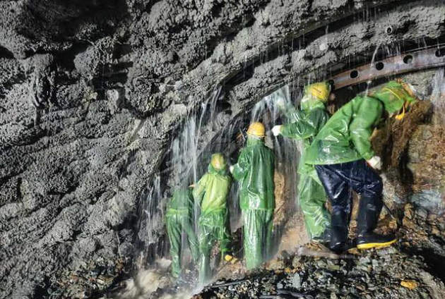 中老昆万铁路：溜坍涌突极高风险新平隧道终于贯通