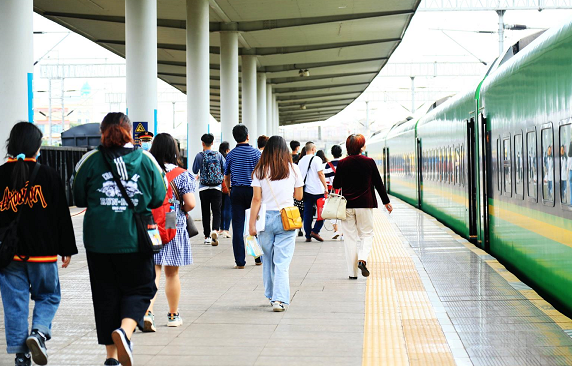 云南：游客来了，铁路客流逐步回暖 日均发送旅客超18万人