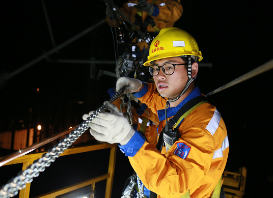 “夜战”高铁护航暑运安全