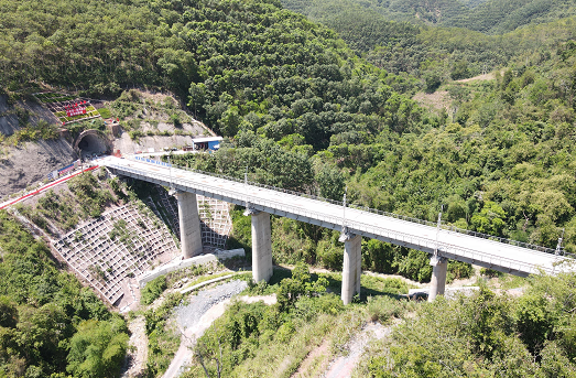 中老铁路曼木树隧道贯通