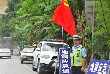 让党旗高高飘扬在抗震救灾一线！