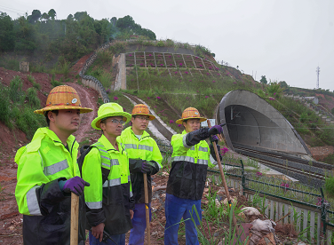 环球在线直播:  雨季来临！云南铁路部门全力确保运输安全