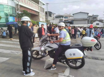 粗心考生忘带准考证 交警紧急护送帮取回