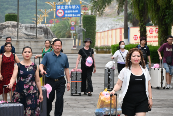 云南河口：首趟越南游客旅游专列首发