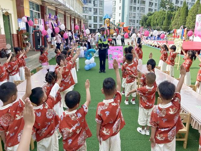 凤庆县：普法宣传走进“六一”儿童节活动现场