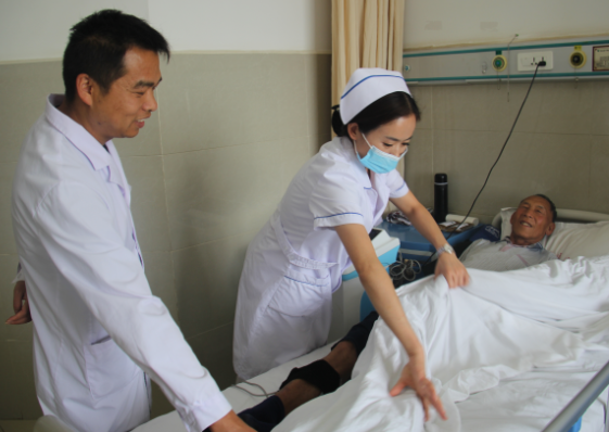 云南祥云县参战退役军人在中医医院骨伤科找到家的感觉
