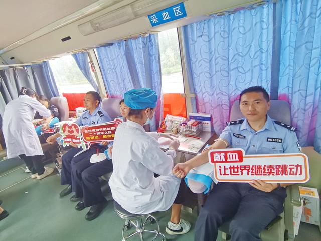 凤庆县公安局组织民辅警开展无偿献血活动