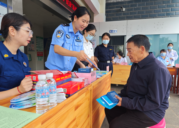 畹町多部门联合普法｜居民表示：接“传单”接不过来啦！