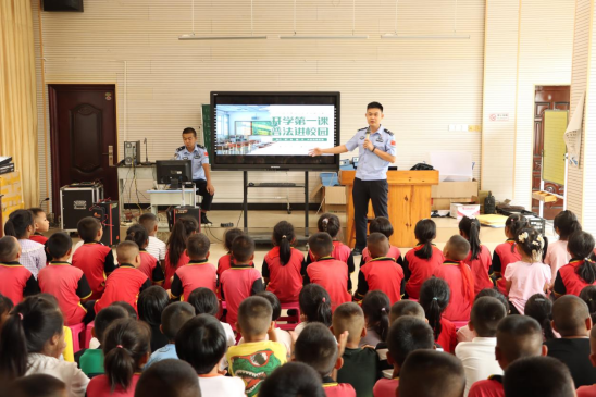 法治宣传进校园 讲好“开学第一课”