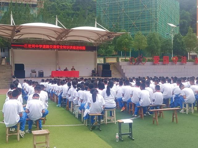 凤庆交警讲好“开学第一课”点亮平安开学季