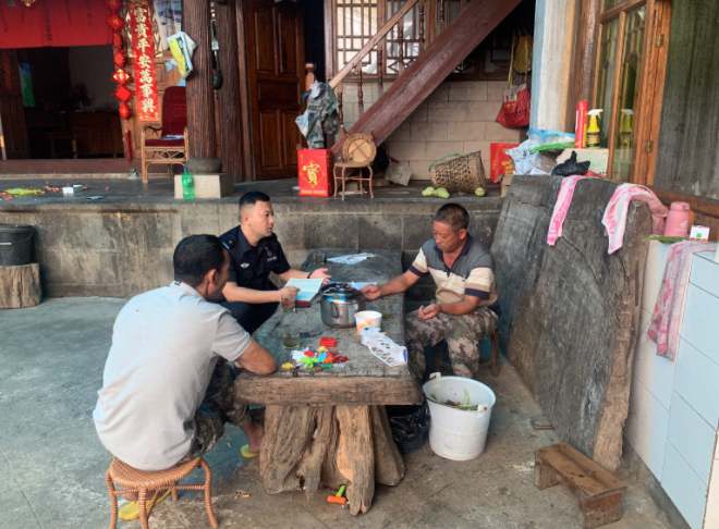 普法宣传润民心 警民携手话平安