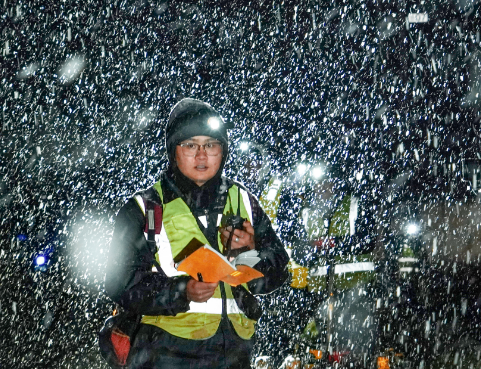 雪夜“钢轨医生”守护丽香铁路畅通