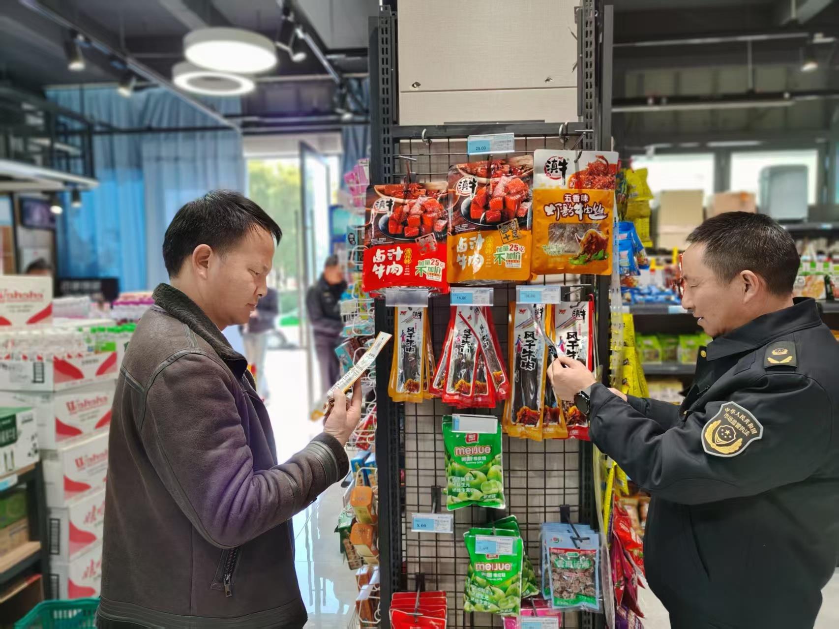 云南祥云县突出区域开展食品安全大检查让群众开心“过大年”