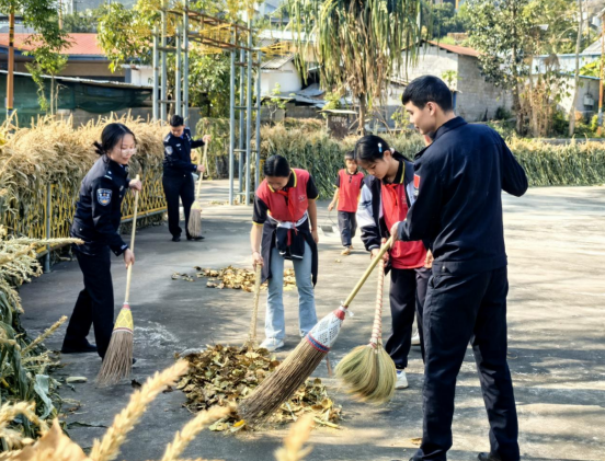 三代传承雷锋志 警民共筑文明风 ——畹町出入境边防检查站芒棒分站开展学 雷锋志愿活动