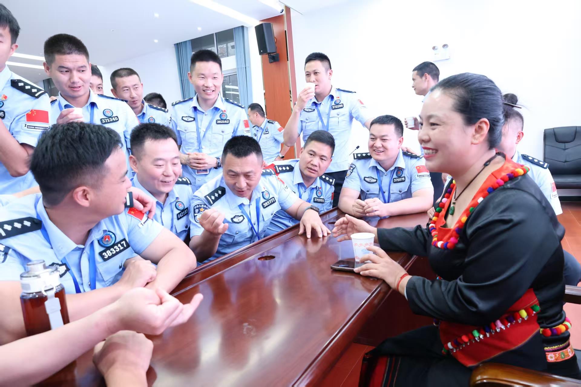 移民管理警察近距离体验祖国西南边疆非遗文化：触摸非遗技艺 品味匠心传承