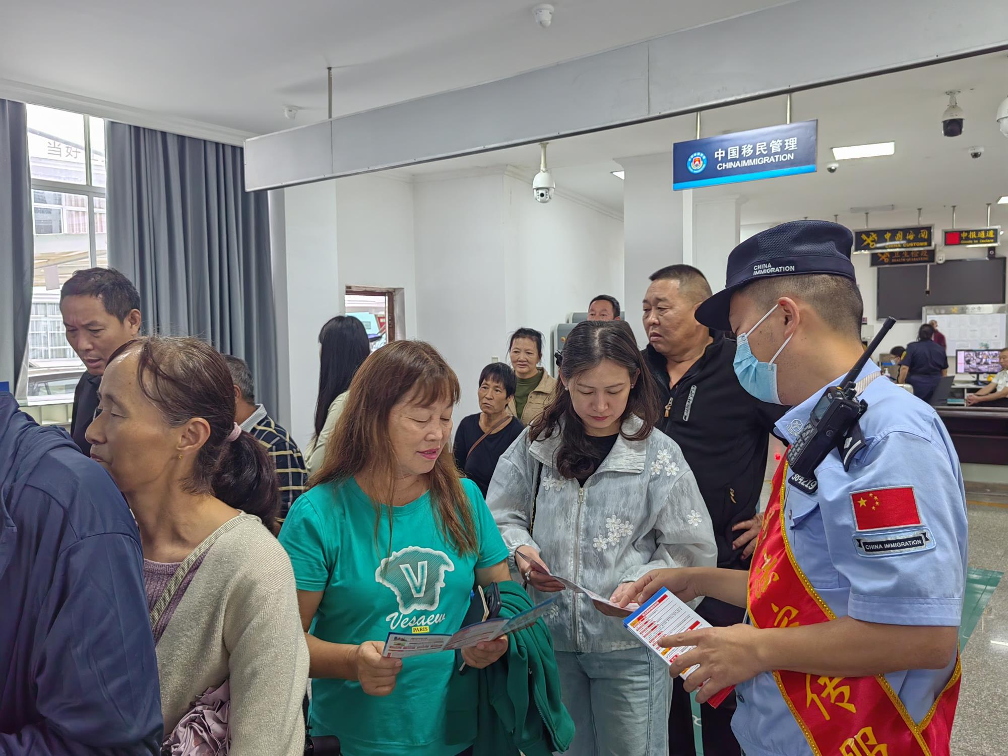 速来围观！边检民警喊你一起解锁《民法典》的超实用“小秘密”
