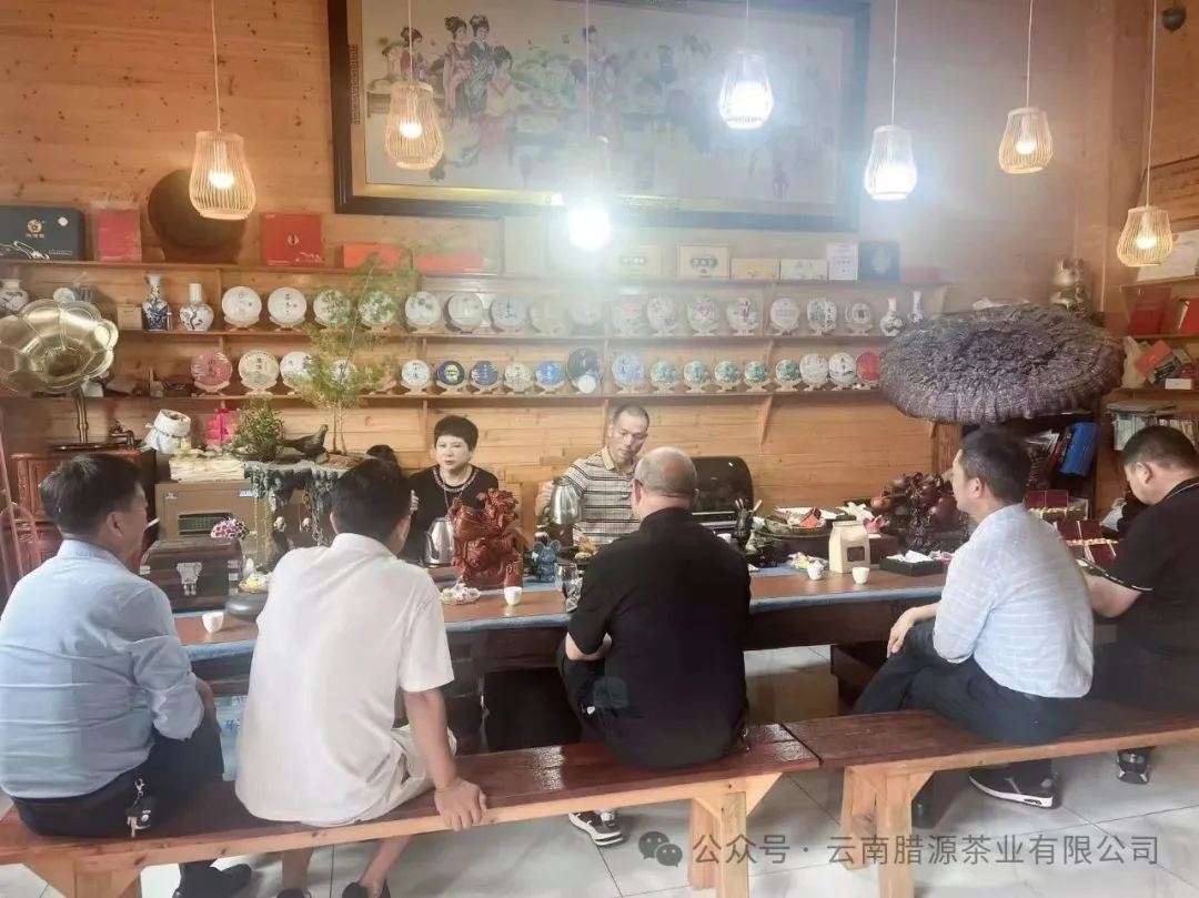 腾冲学员参观民宿+茶厂经营模式为一体的云南腊源茶业有限公司
