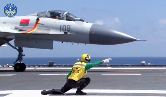 深蓝竞渡！看子弟兵硬核“赛龙舟”