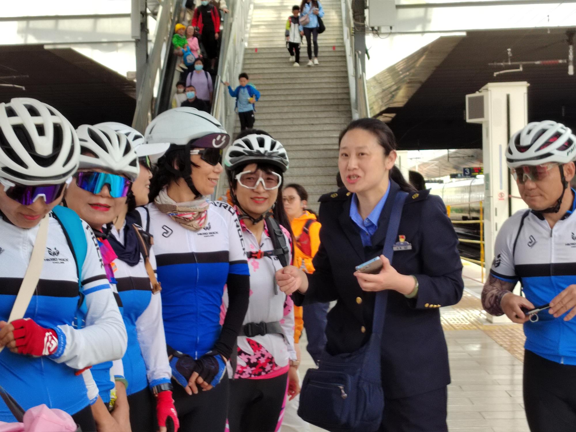 云南环线旅游列车解锁“轻装出行”新体验