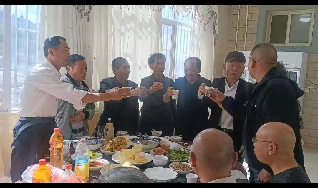 多年未见面战友，重逢在彩云之乡