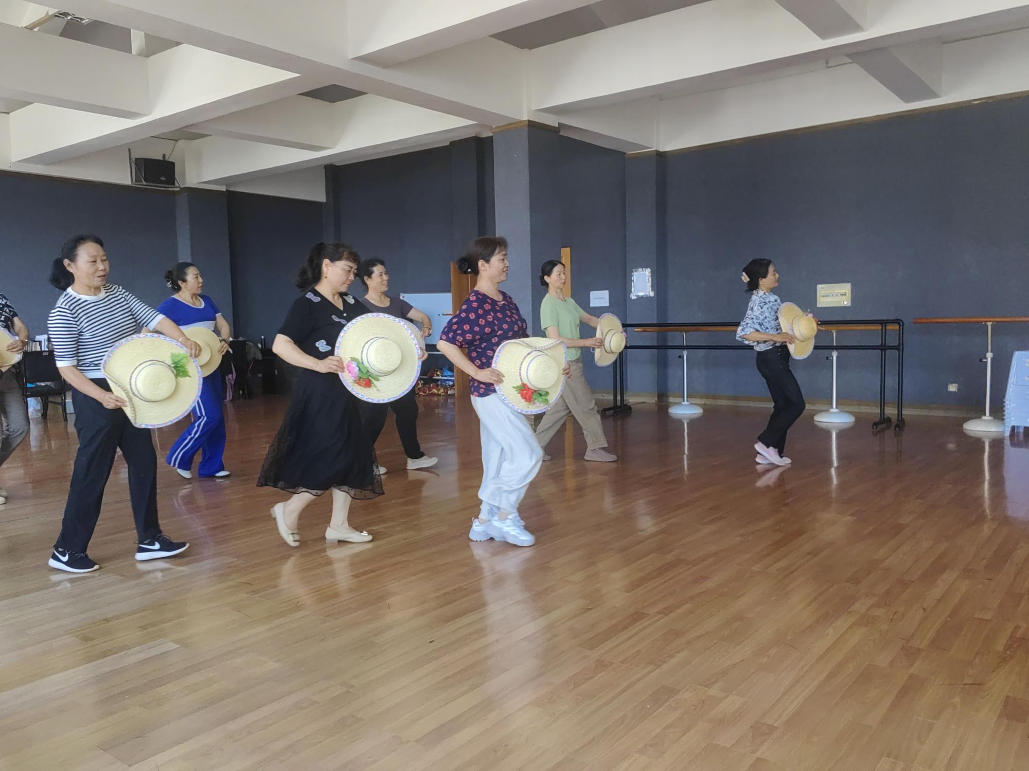 云南祥云县关爱退役军人协会老兵艺术团精心排练节目迎接“八一”建军节