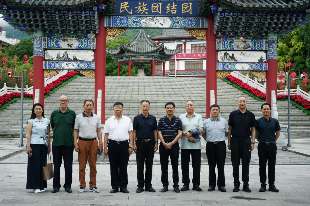 热烈欢迎铁道兵文化公益基金领导姜晋南一行莅临普洱茶王考察指导