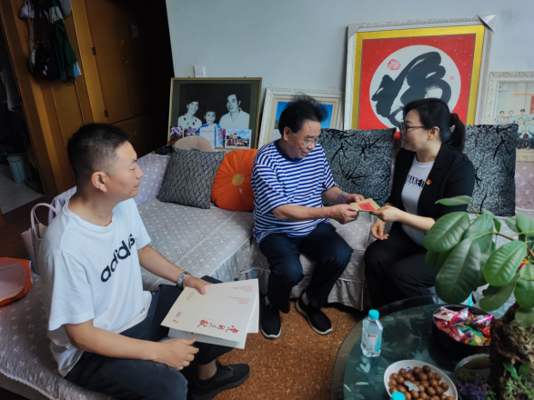 开远军供站开展“七一”走访慰问老党员活动