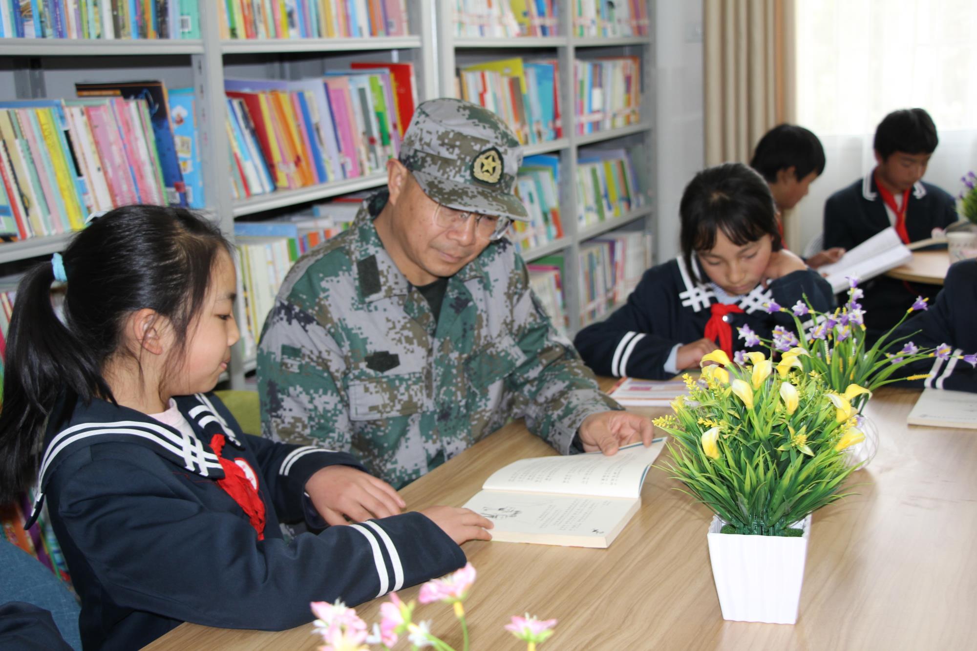 官兵情结师生 谱写双拥新篇