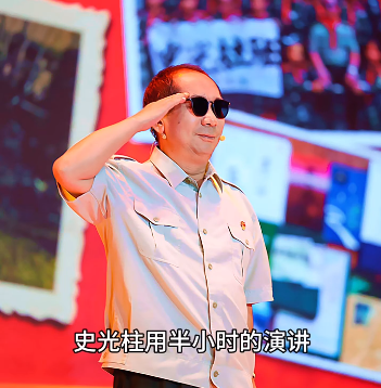 八一军旗猎猎处，仍以最挺拔的军礼向祖国报告——老兵的热血未凉，忠诚永远滚烫！