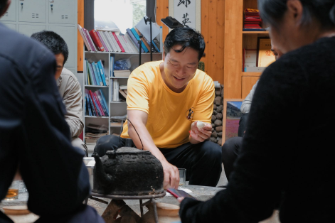 凤庆琼英茶山开展村级越野活动提振农民“精气神” 激情穿越千年古茶园 |2025中国·琼英山地越野欢乐跑燃情开赛！