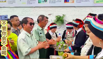 文山的土地记得英烈流淌的每一滴血，史光柱看不见，但他听得见这片用生命换来的山河，正在歌声中生生不息#老山