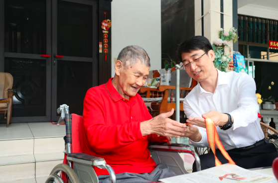 州委州政府走访慰问抗战老战士老同志 为他们颁发“中国人民抗日战争胜利80周年”纪念章