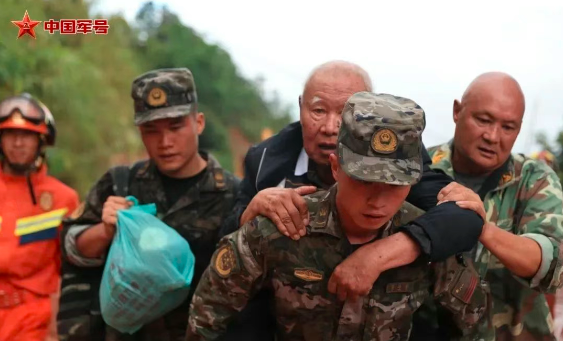 云南宁洱突发泥石流灾害 武警官兵迅速投入抢险救灾