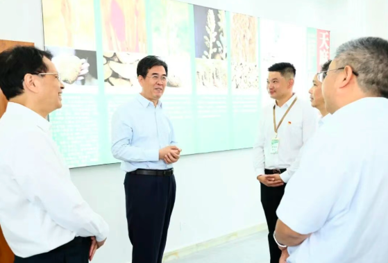 李炳军在毕节市调研