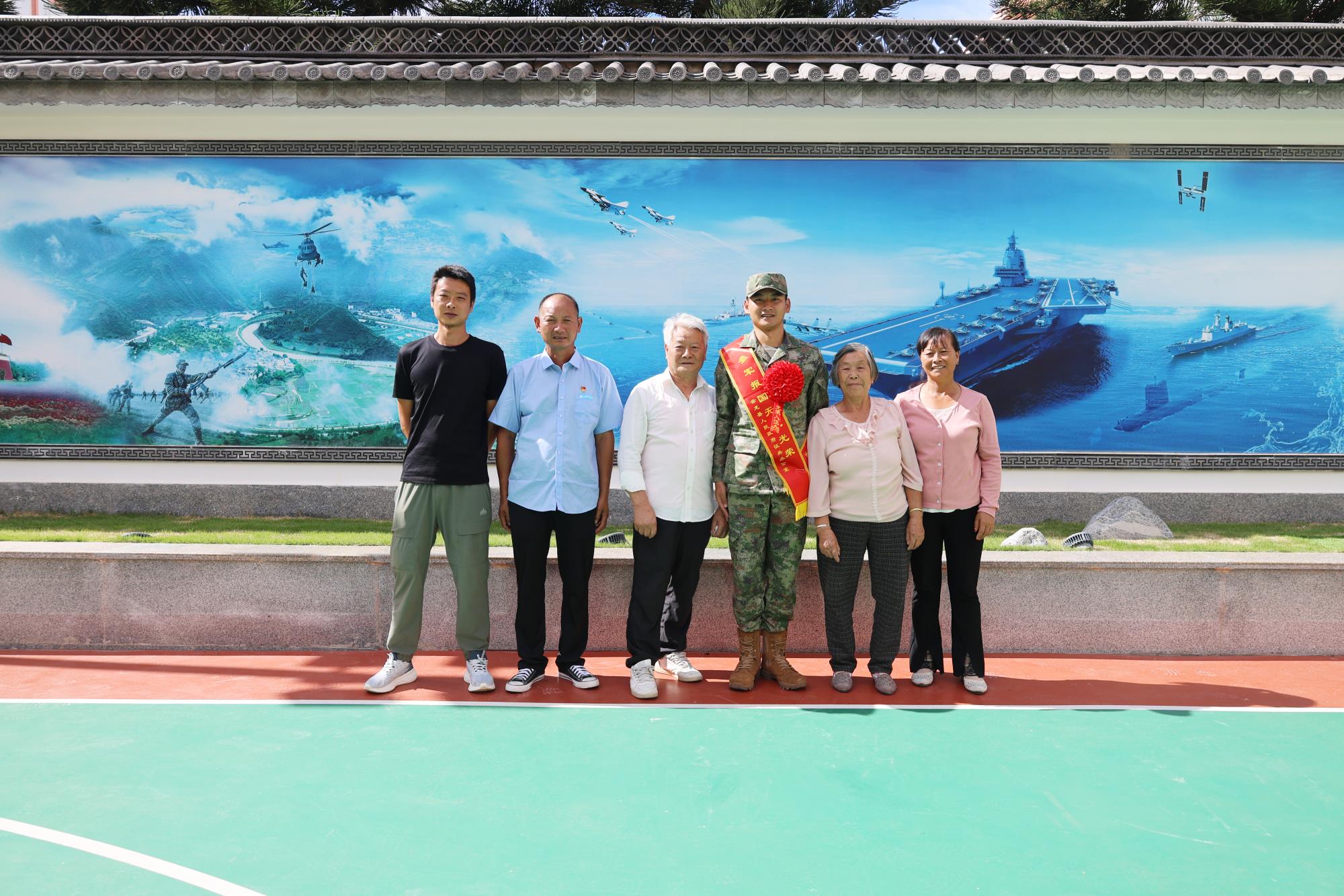 戎装传承映初心，祖孙接力践誓言