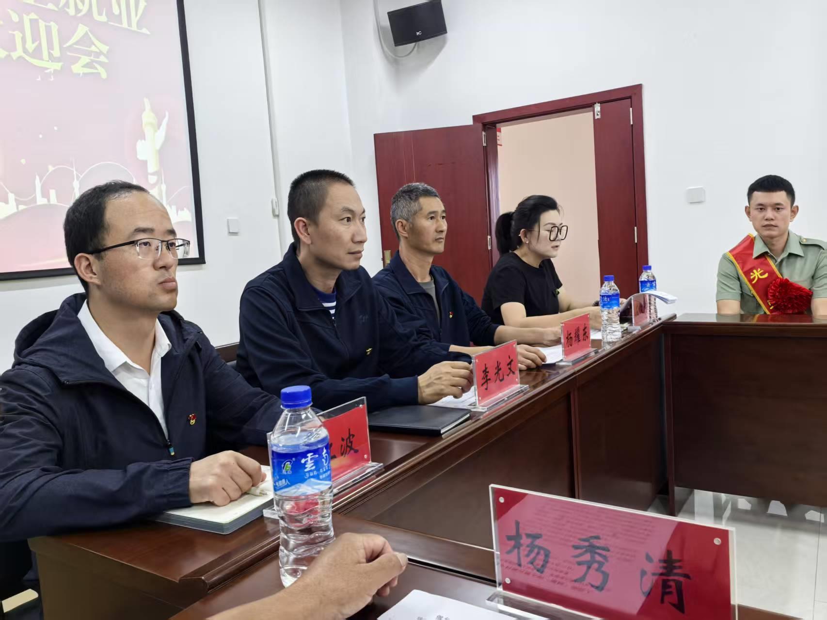 云南祥云县召开欢迎退役军人自主就业退役士兵返乡座谈会