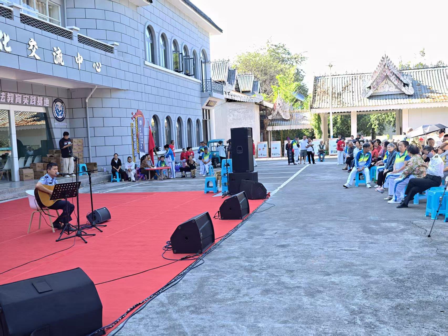 畹町边检站执勤队联合畹町镇国防街社区 开展“情暖重阳聚民心·民族团结共奋进” 主题党日活动