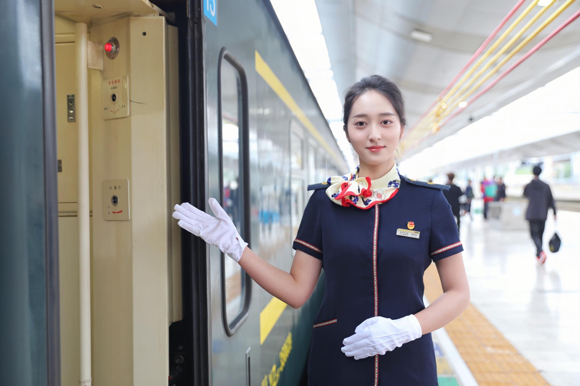 旅游列车牵手两座“千年古城”：云南开行跨州（市）旅游列车为民族地区注活力