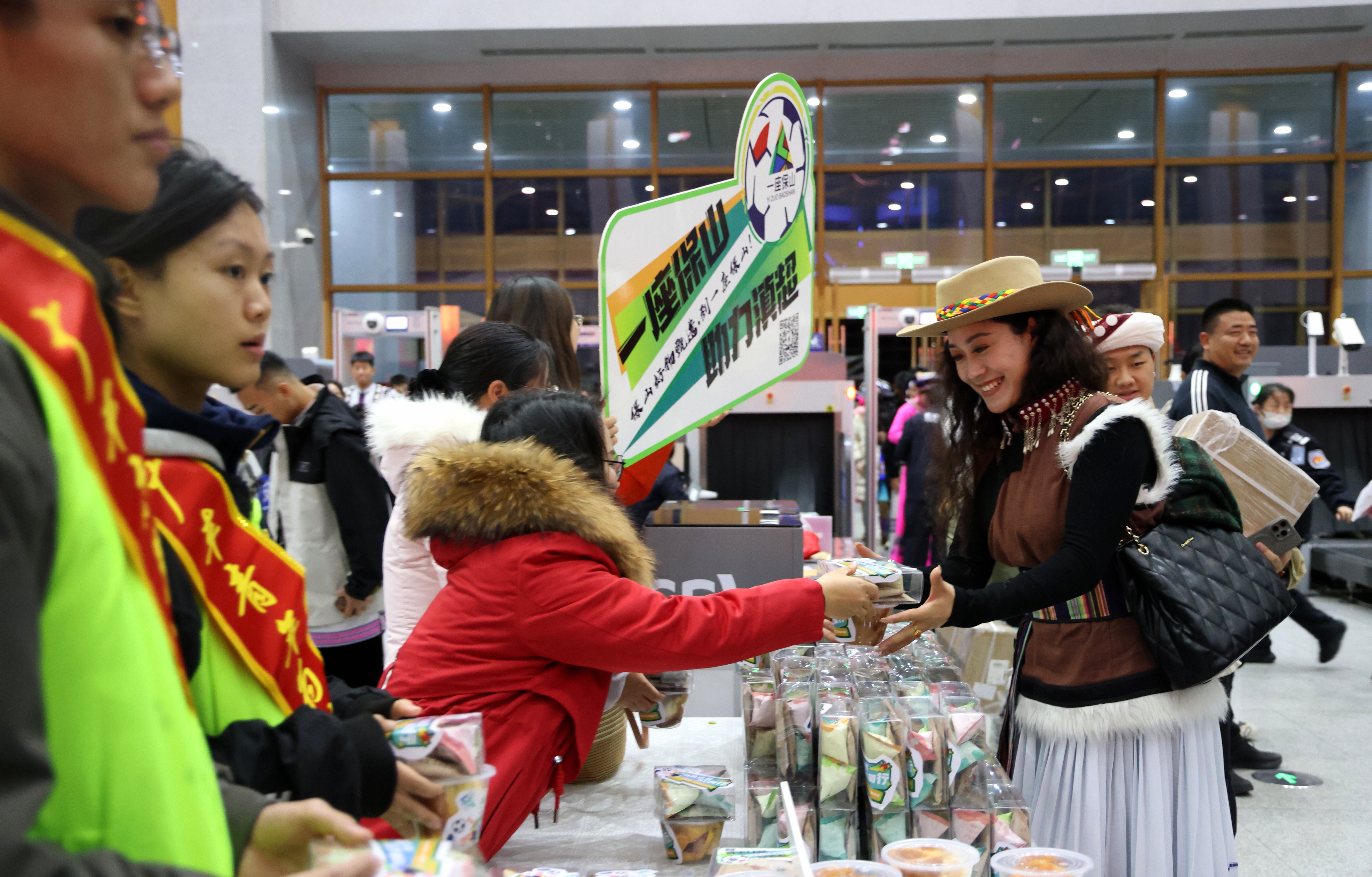 云南铁路开行首趟“滇超”球迷专列