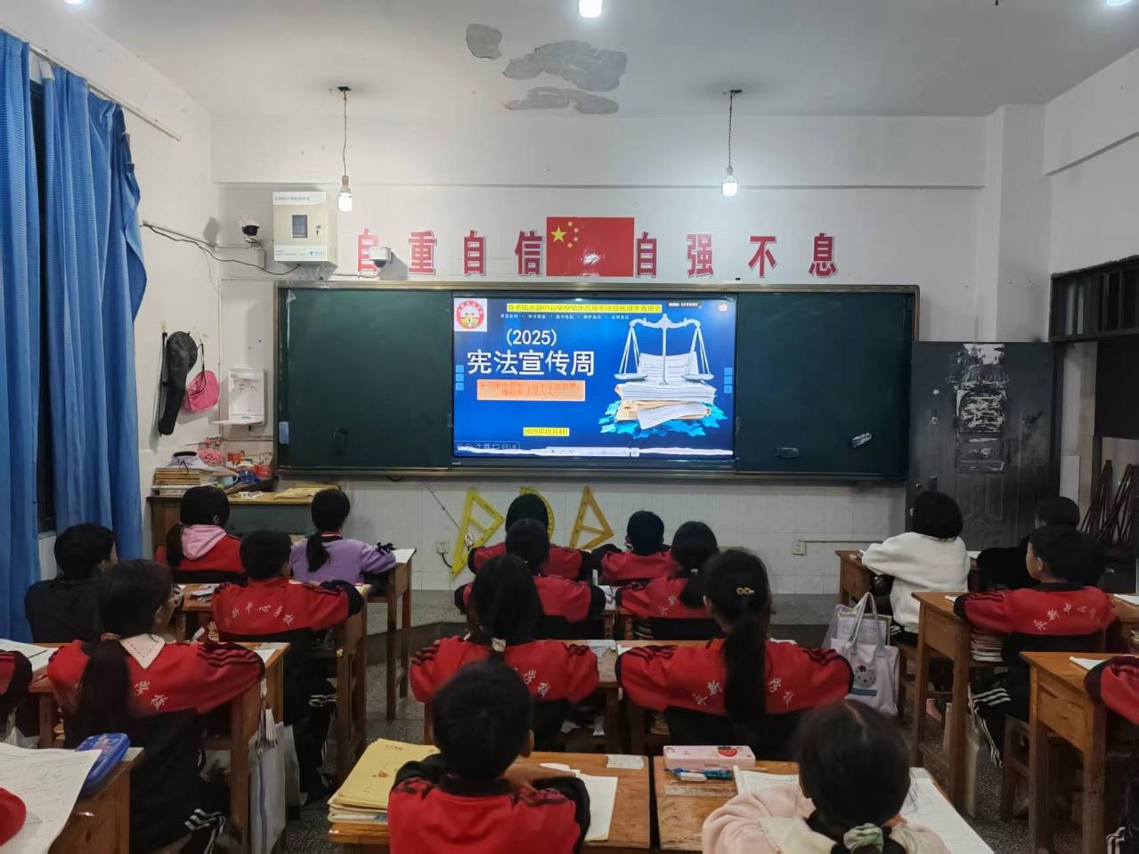 鲁史镇永新中心学校：校园普法，“宪”在出发