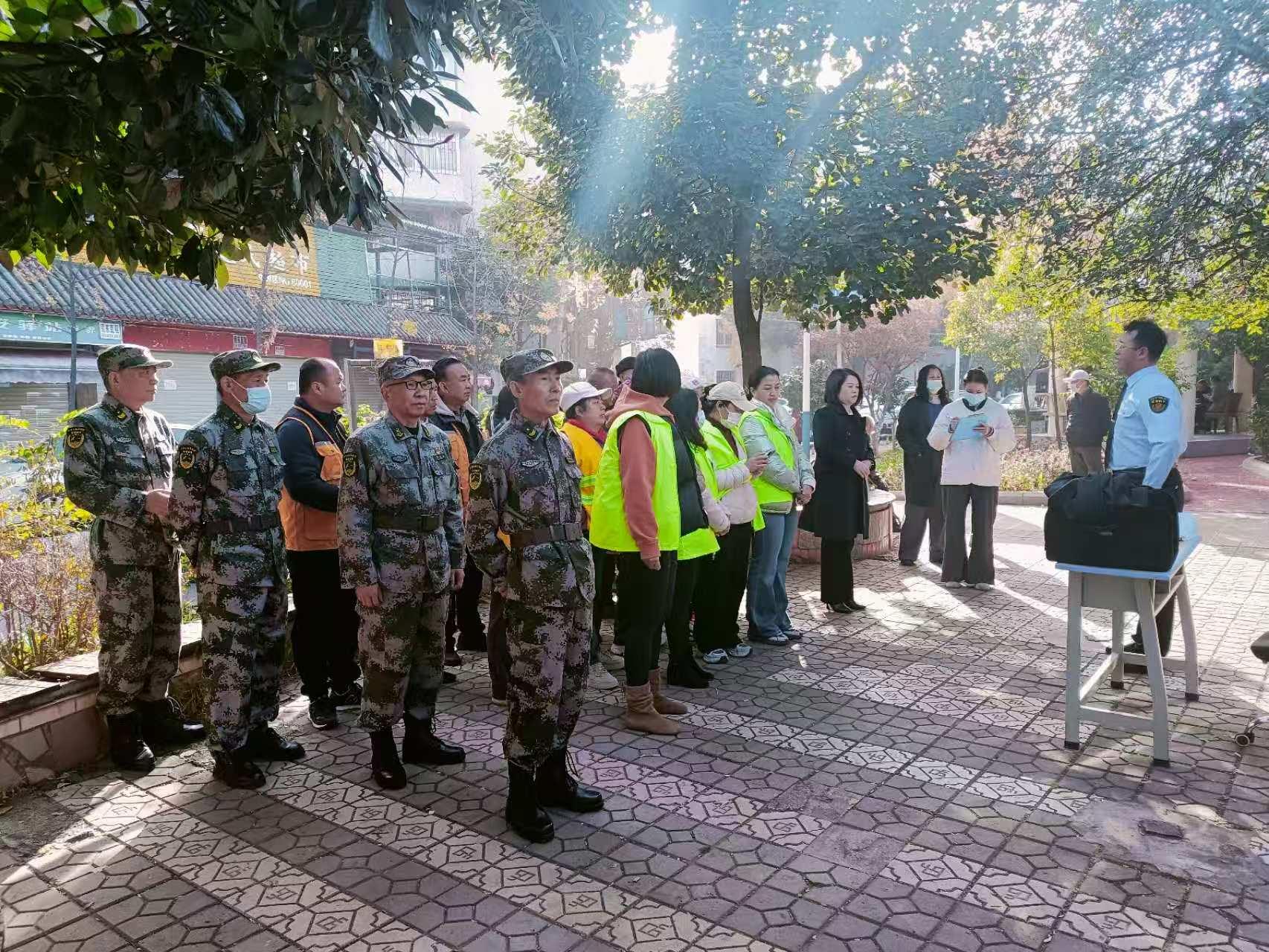 筑牢消防安全人民防线——盘龙区联盟街道金星社区开展2025年冬季消防安全防控会议暨公益讲座