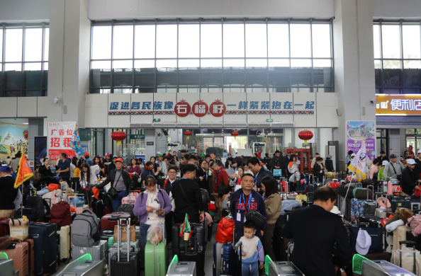 云南：元旦越南游客乘动车赴雪山成热门  中越跨境旅游新年迎热潮