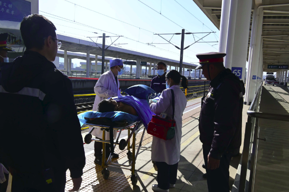 生命接力！云南玉溪站18分钟紧急救护患病旅客