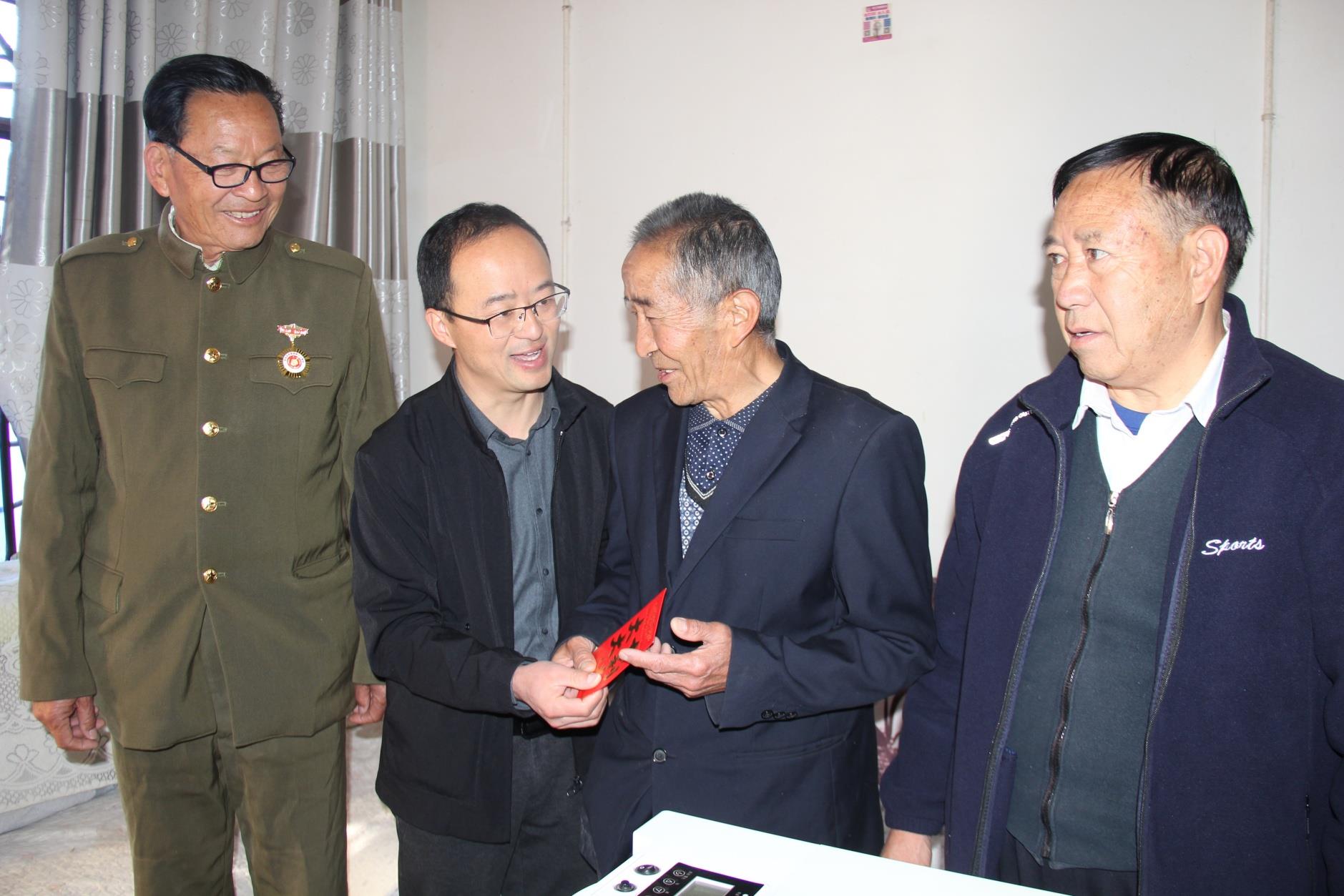 云南祥云县关爱退役军人协会持续开展送温暖活动