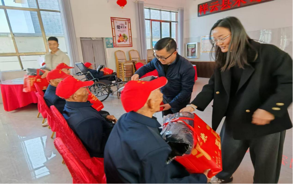 云南祥云县米甸镇到敬老院开展慰问活动