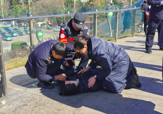 宣威站上演生命接力 铁路职工合力救助晕厥旅客