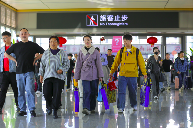 云南：高铁赋能蓝莓产业，跨省运输次日达 ——高铁载上“春讯” 奔赴“莓”好