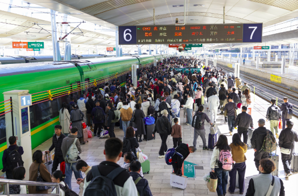 春节假期来临 云南铁路日均开行旅客列车超470列 多措并举服务旅客出行